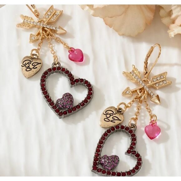 🩷 NEW Betsey Johnson Vintage unique Cupids Arrow heart dangle earrings 🩷 - Picture 2 of 9